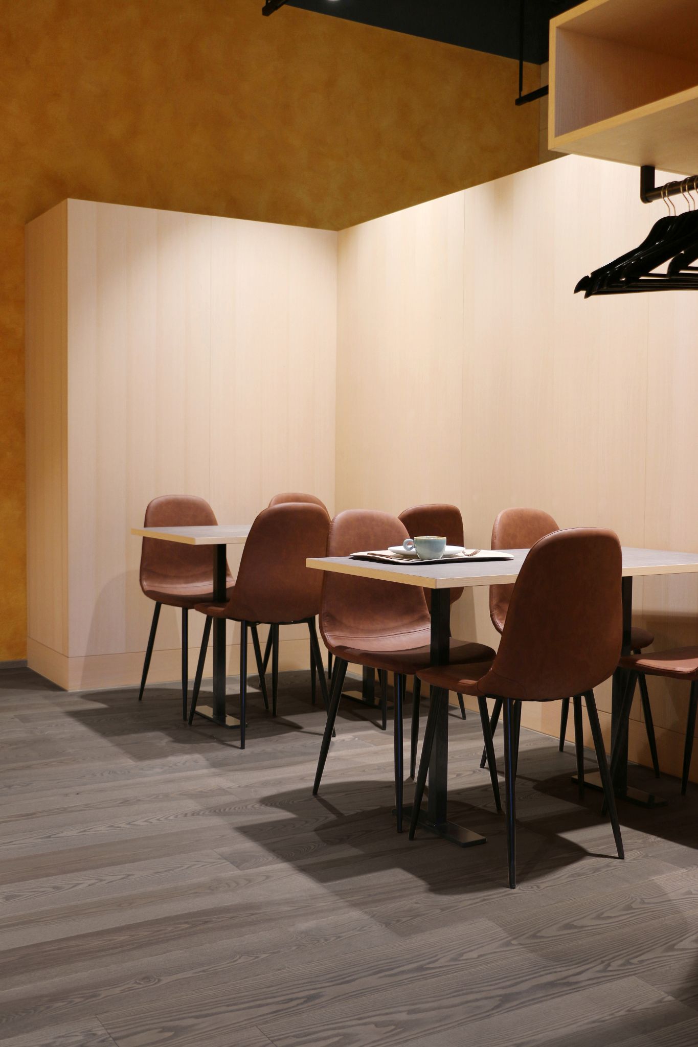 12832 CEEBBKA 00000025 copyright angela manser mafi.com