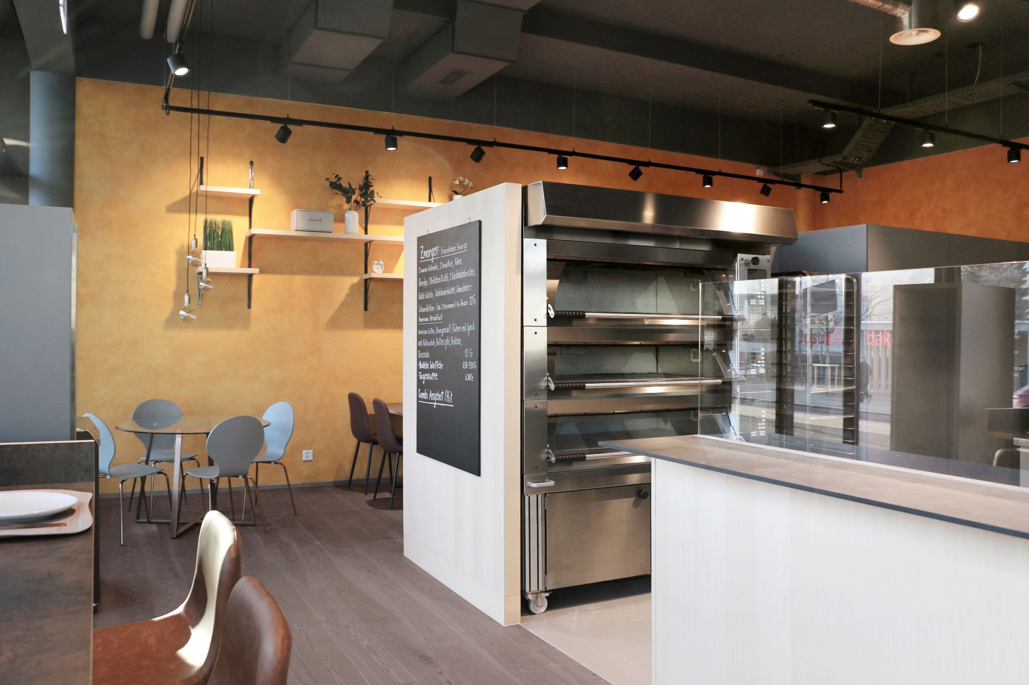 12838 CEEBBKA 00000031 copyright angela manser mafi.com