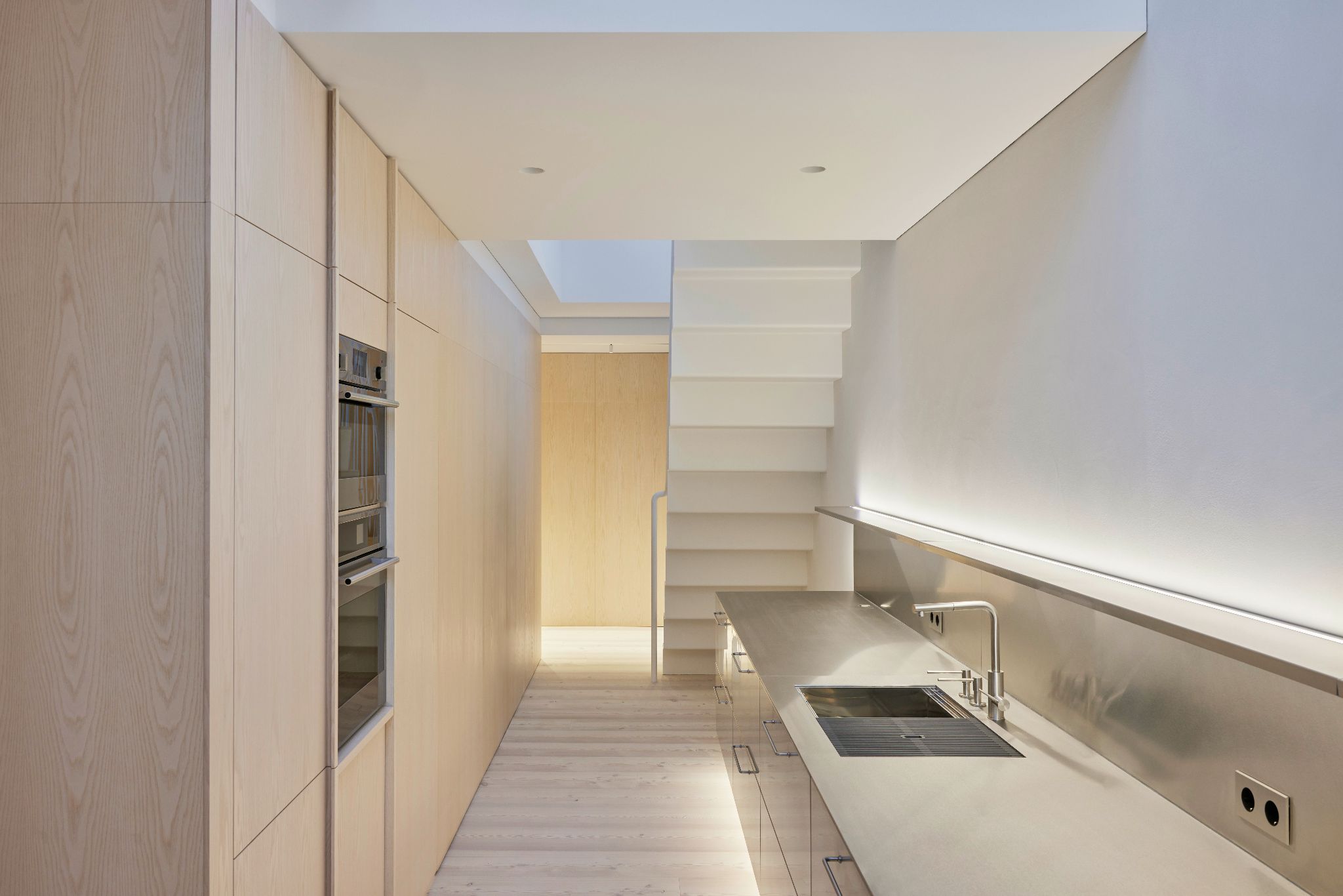 17834 LABDBTZ 00000006 copyright norbert tukaj mafi.com